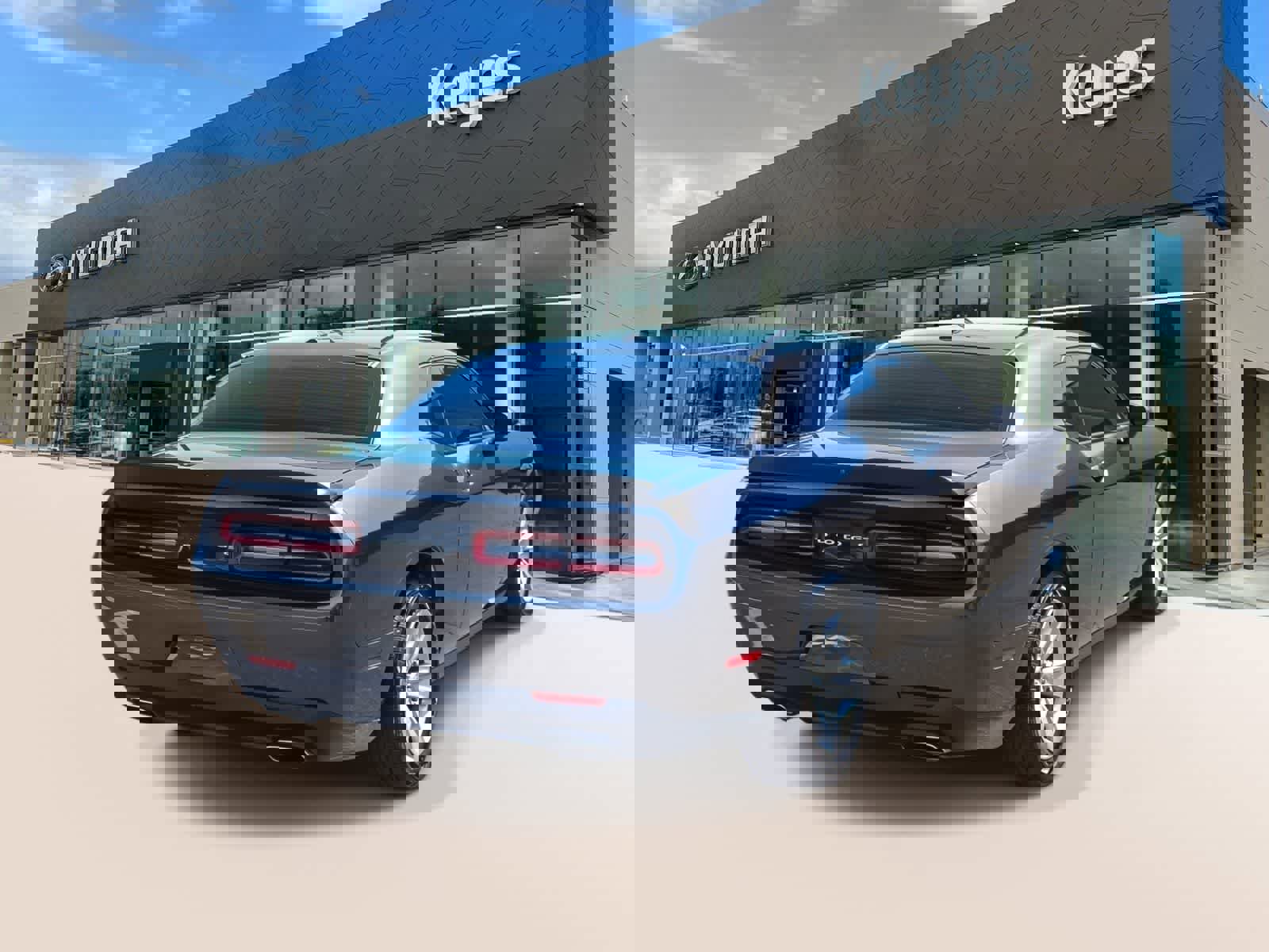 Used 2023 Dodge Challenger SXT image 4