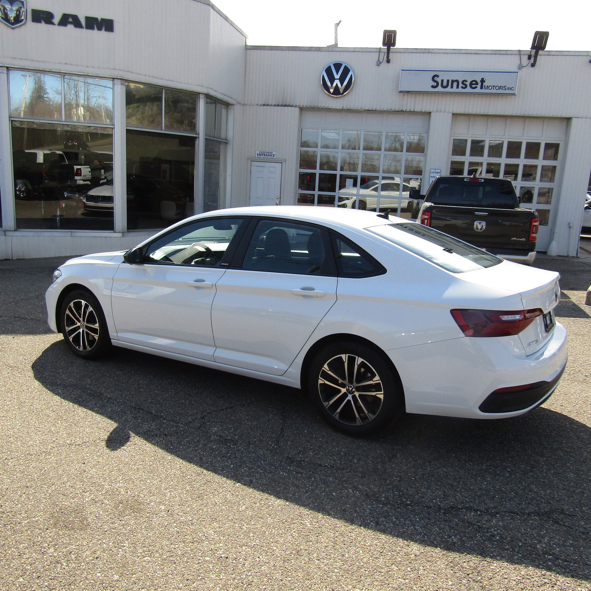 Used 2023 Volkswagen Jetta Sport image 1