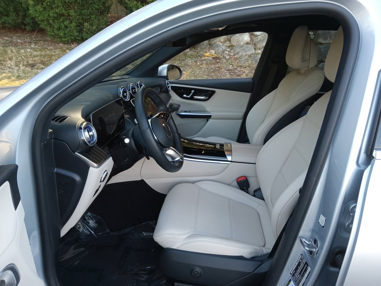 Used 2025 Mercedes-Benz GLC 300 4MATIC image 11