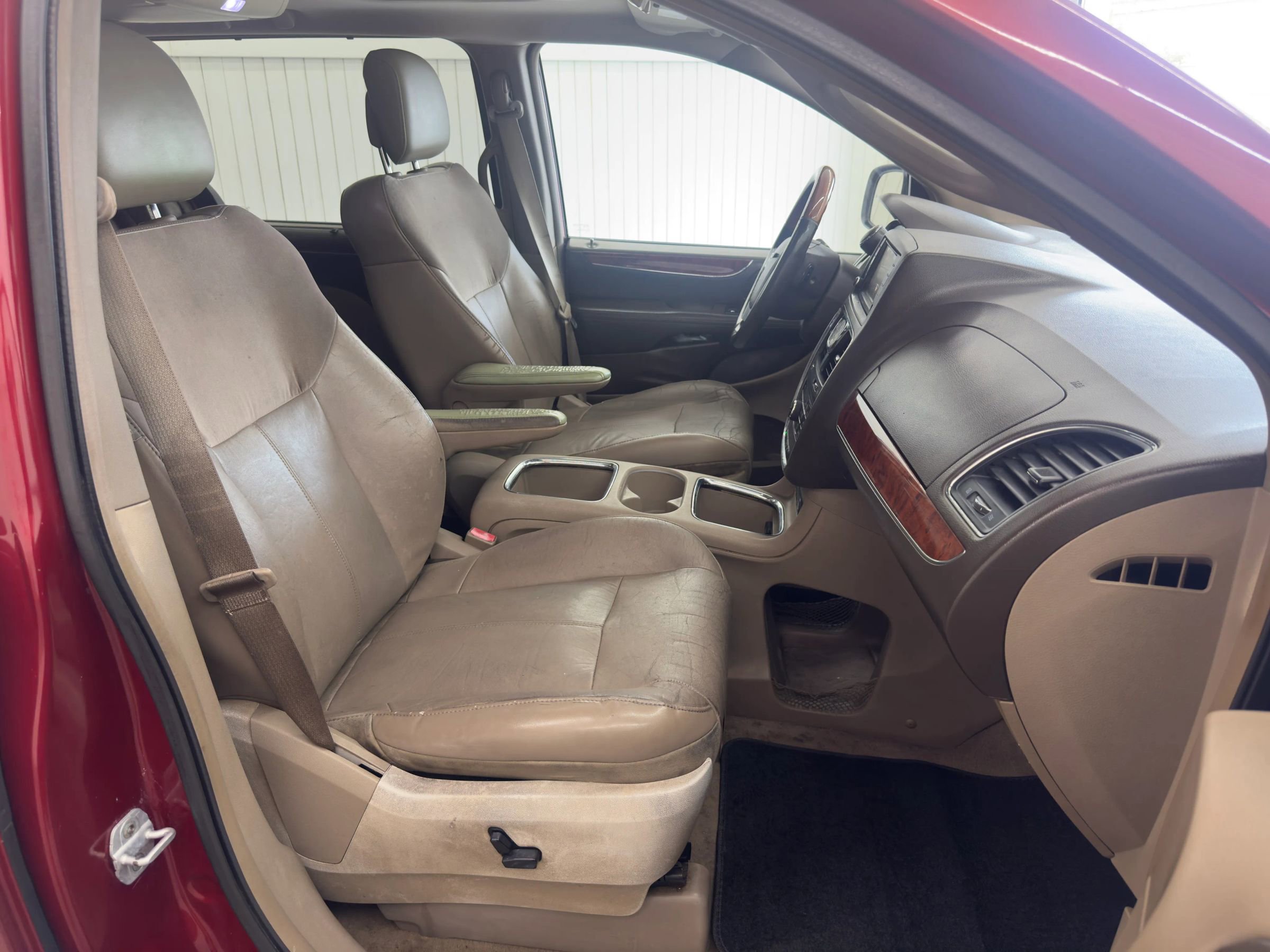 Used 2012 Chrysler Town & Country Limited w/ Luxury Group image 10