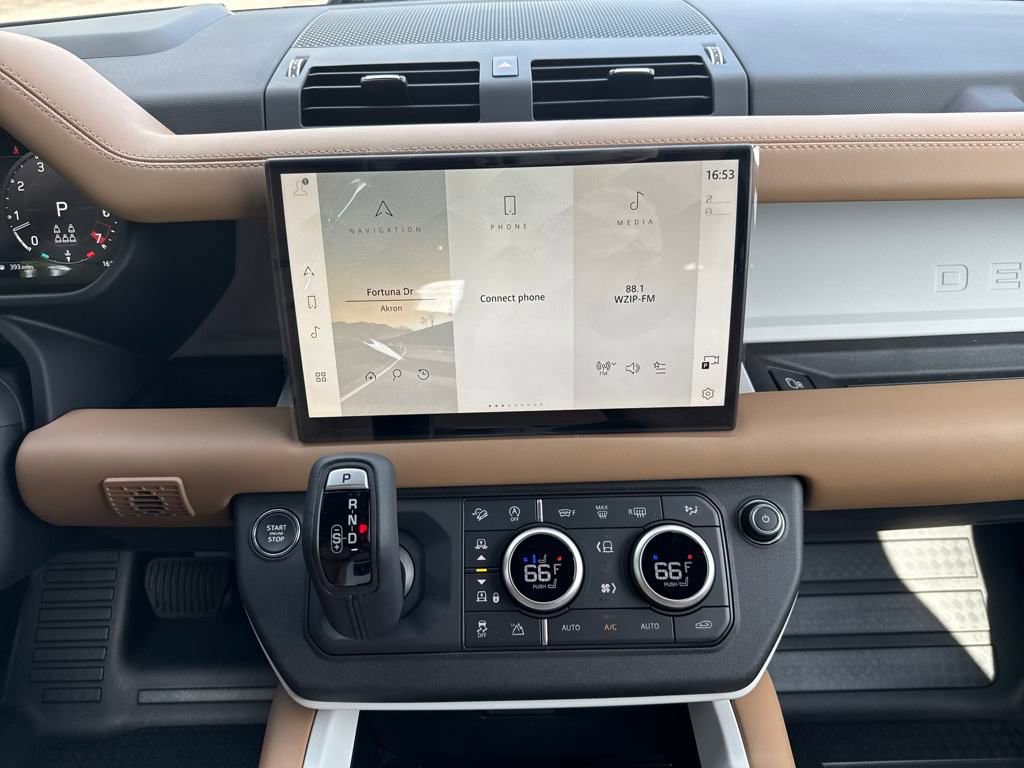 Used 2025 Land Rover Defender 130 X-Dynamic SE image 25