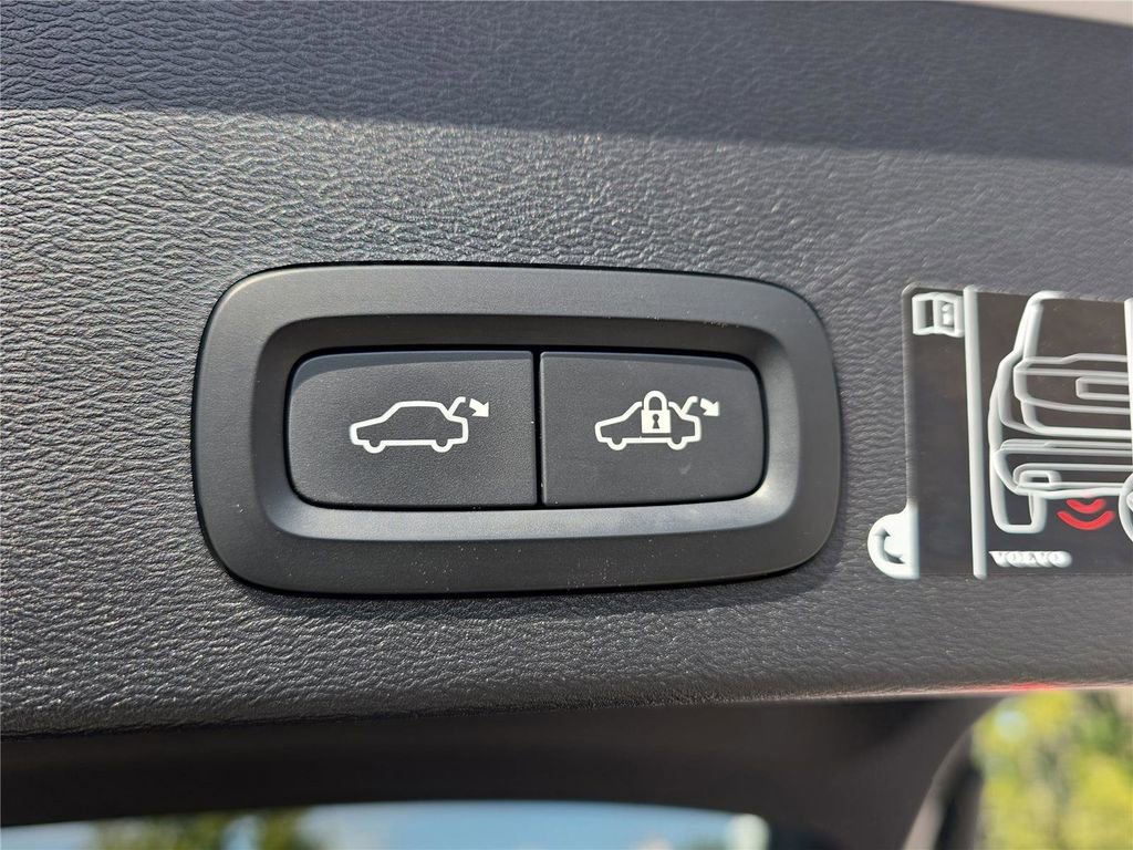 Used 2020 Volvo XC40 T5 Momentum image 24