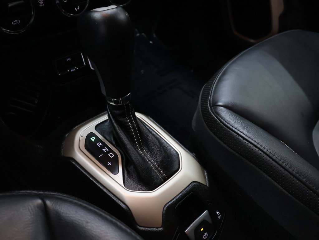 Used 2017 Jeep Renegade Limited FWD image 27