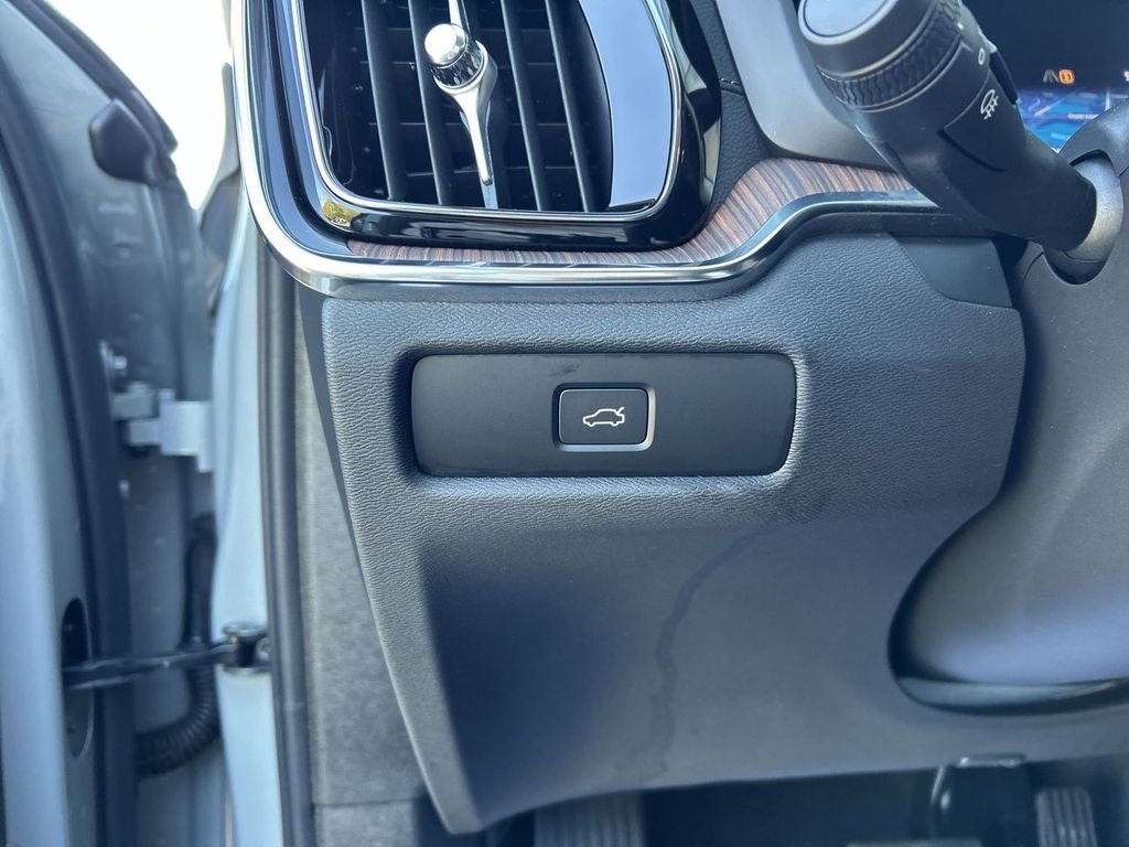 Certified 2025 Volvo S60 B5 Ultra AWD/4WD image 17