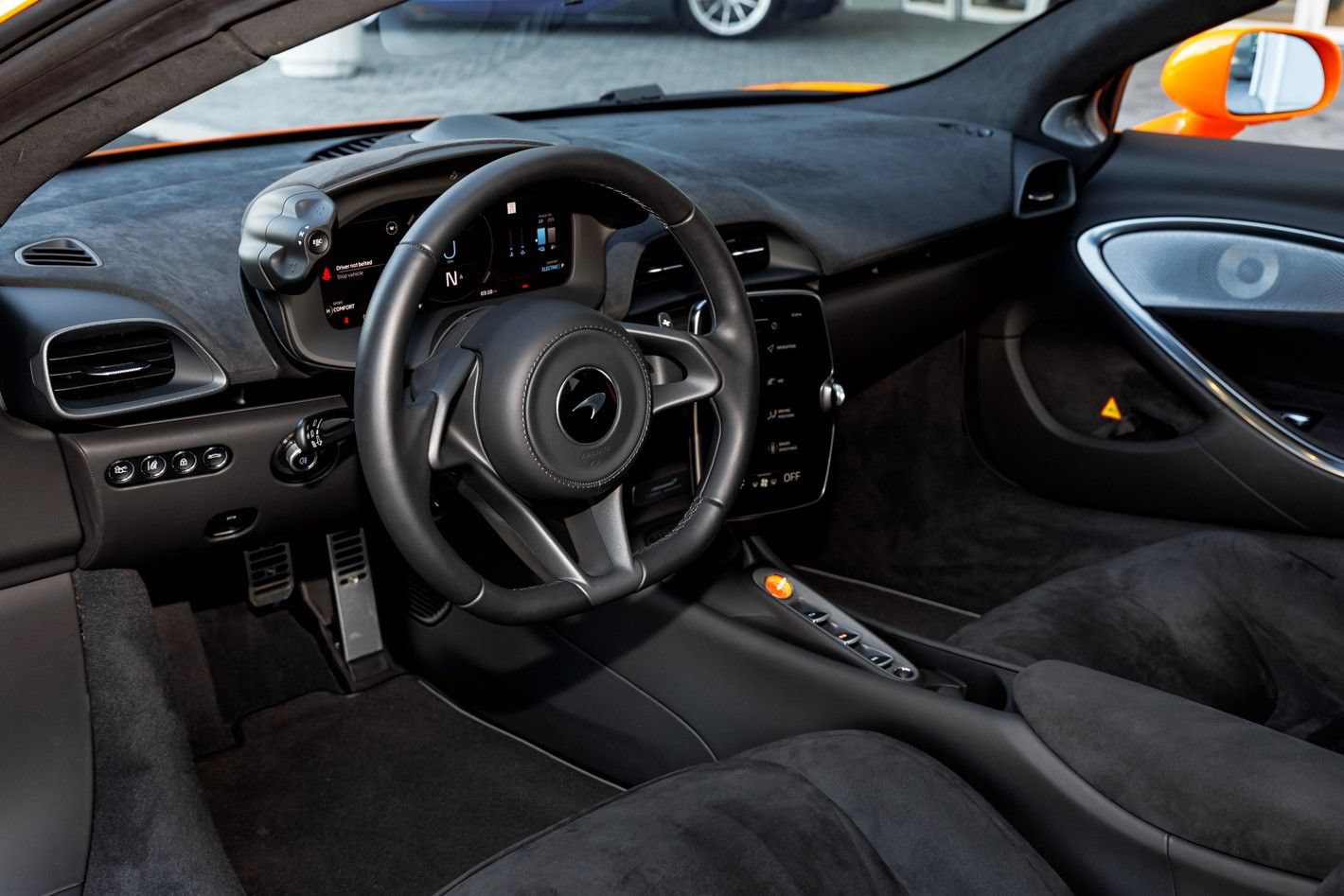 Used 2025 McLaren Artura RWD image 39