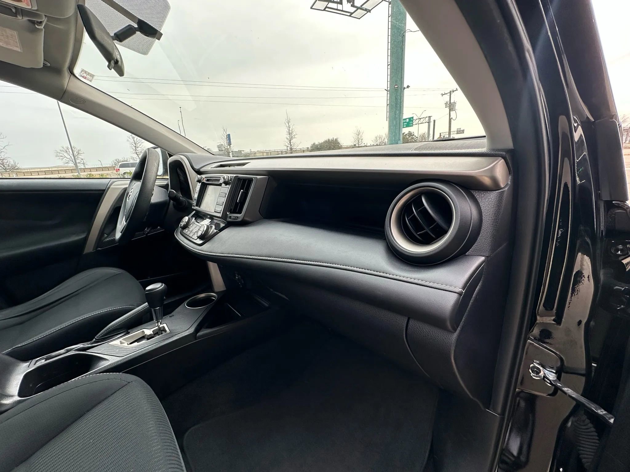 Used 2015 Toyota RAV4 XLE FWD image 18