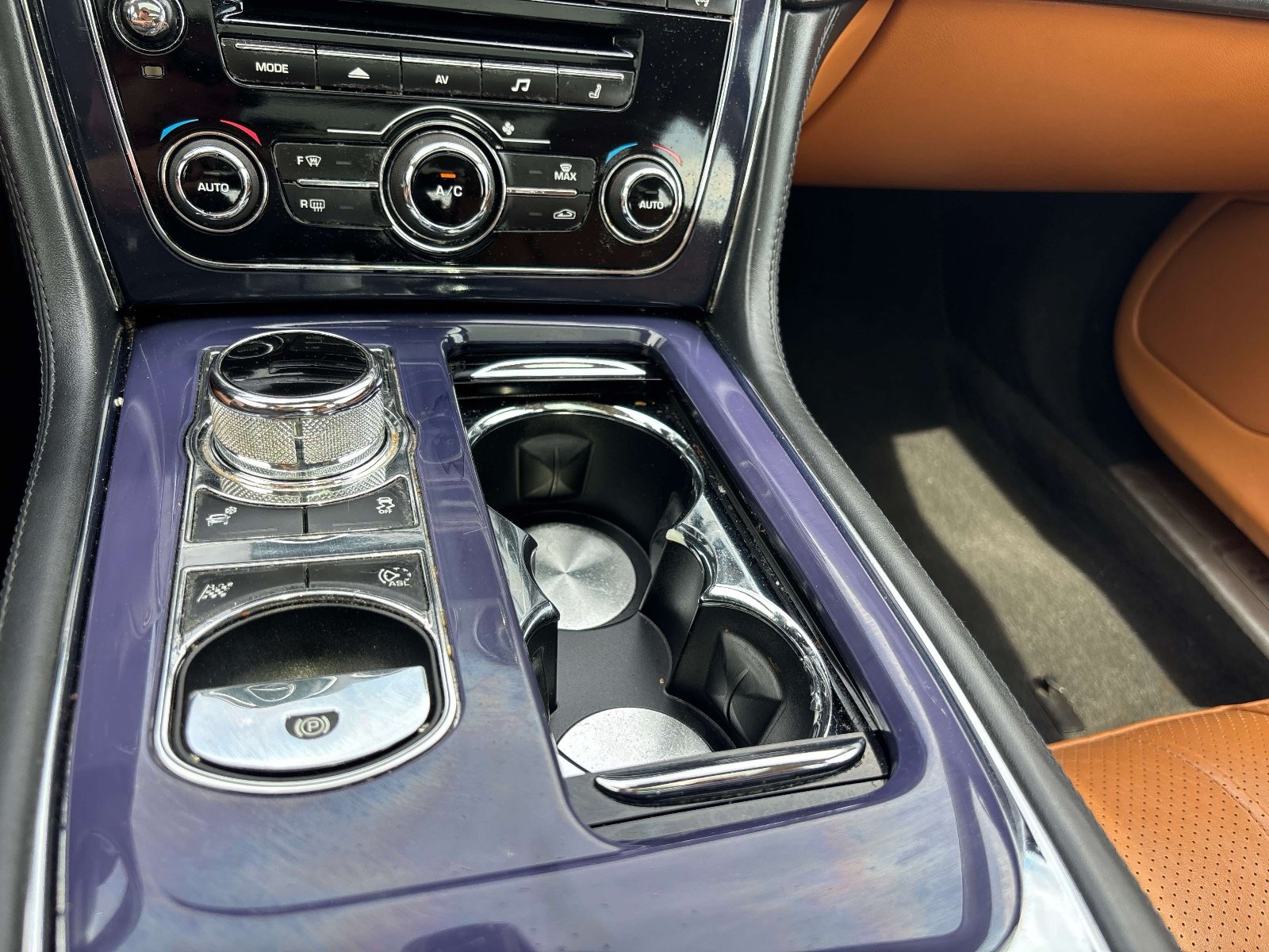 Used 2013 Jaguar XJ AWD image 21