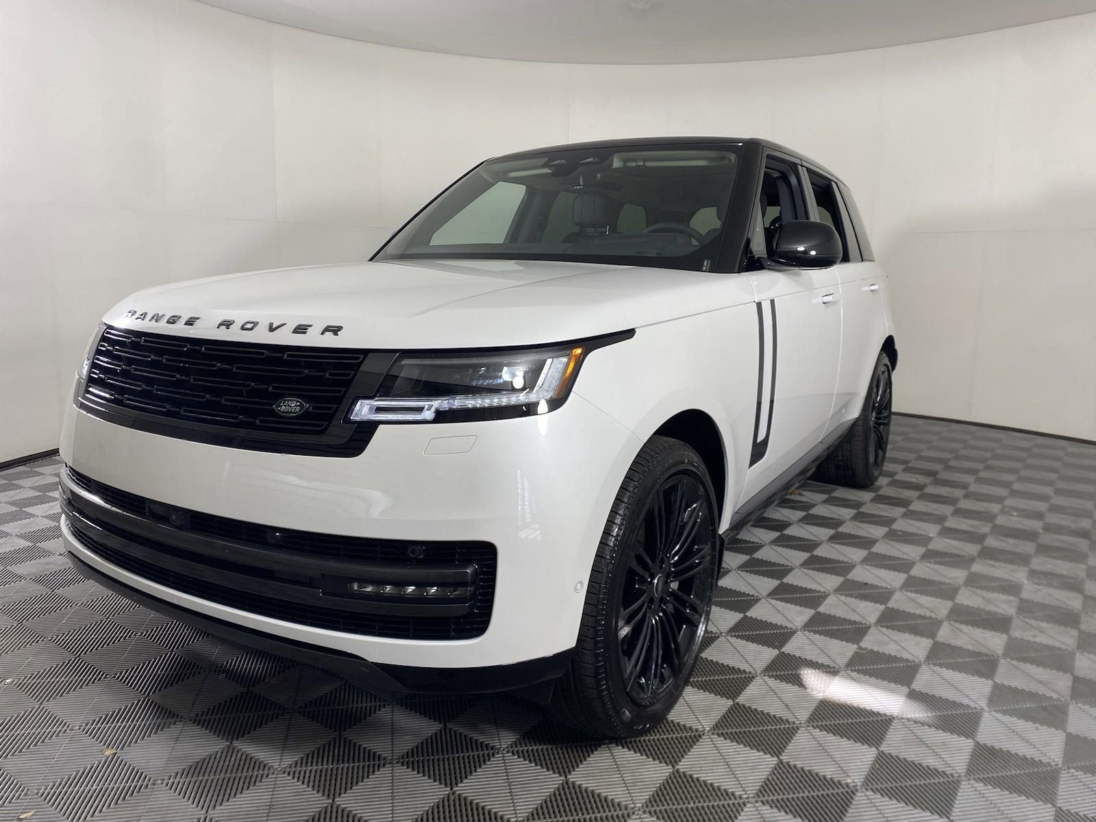 New 2025 Land Rover Range Rover SE