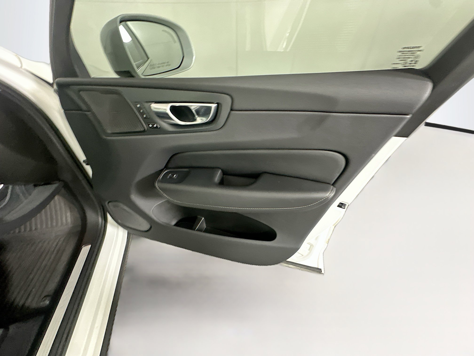 Used 2022 Volvo XC60 B5 Inscription w/ Advanced Package FWD image 34