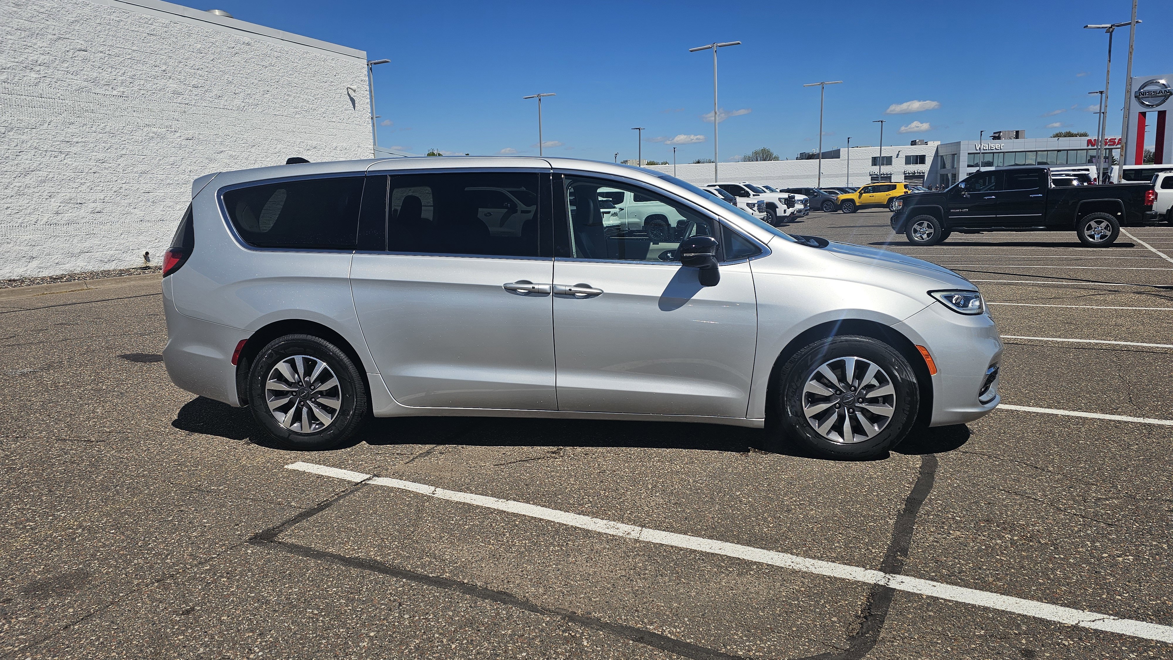 Used 2024 Chrysler Pacifica Limited FWD image 4
