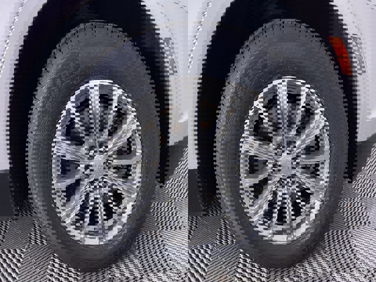 Certified 2017 Cadillac XT5 Luxury w/ Driver Awareness Package FWD image 30