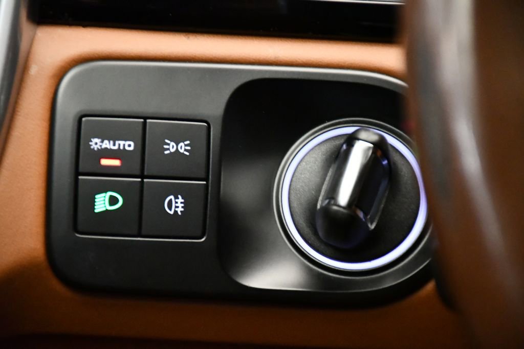 Used 2023 Porsche Cayenne Platinum Edition image 26