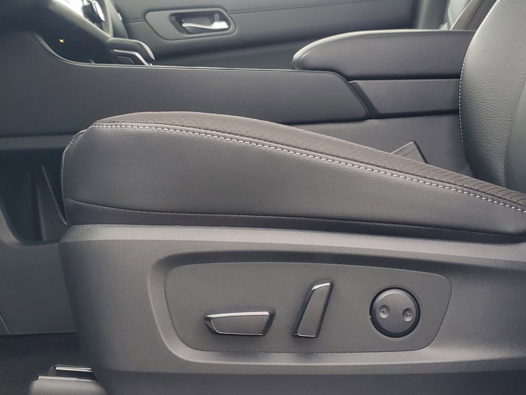 New 2025 Nissan Pathfinder SL image 12