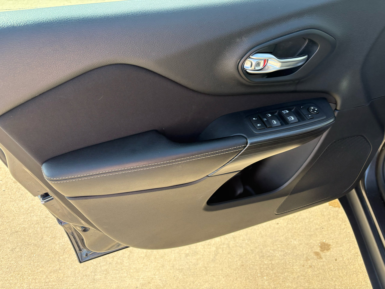 Used 2016 Jeep Cherokee Latitude image 11