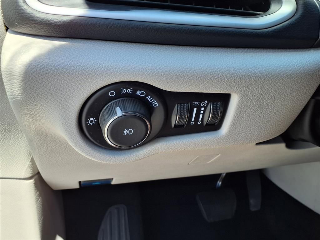 Used 2024 Chrysler Pacifica Touring-L FWD image 6