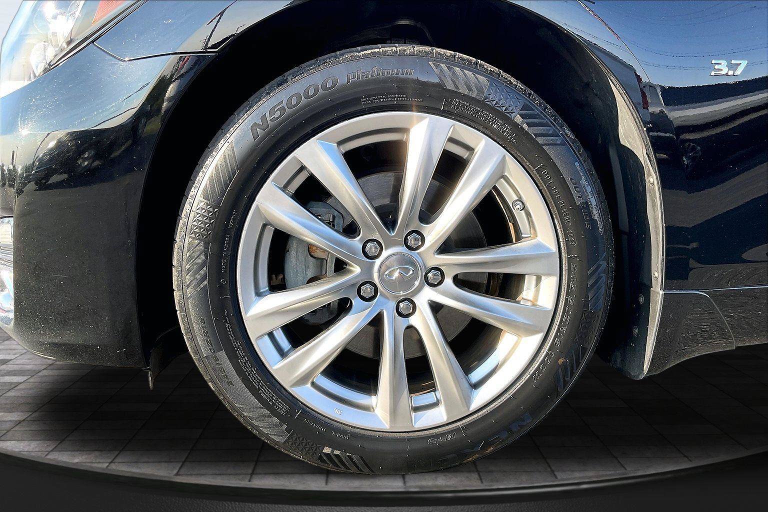 Used 2018 INFINITI Q70 Luxe w/ Cargo Package RWD image 10