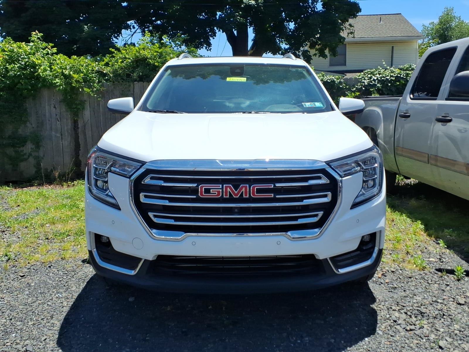 Used 2022 GMC Terrain SLT w/ Infotainment Package II AWD/4WD image 2