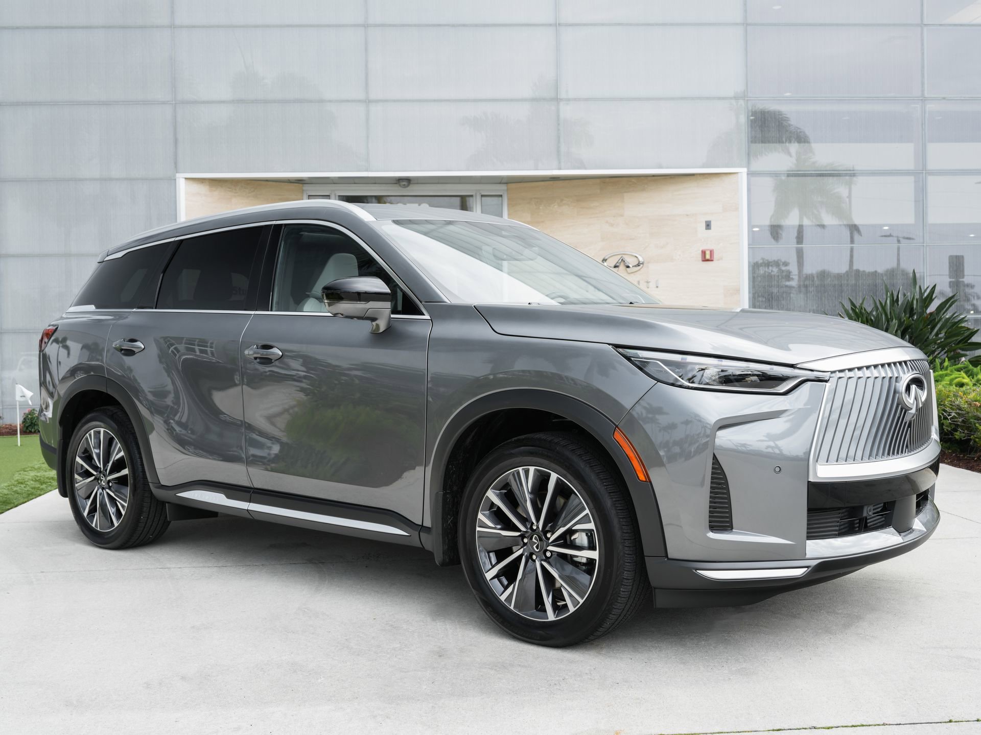 Certified 2026 INFINITI QX60 Luxe w/ Family Package FWD image 2