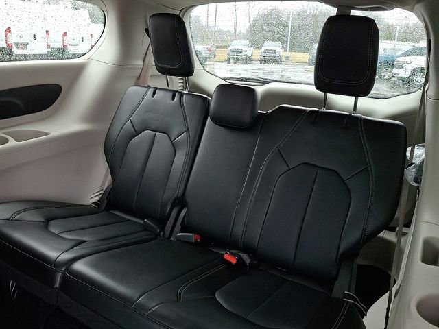 Used 2024 Chrysler Pacifica Touring-L image 10