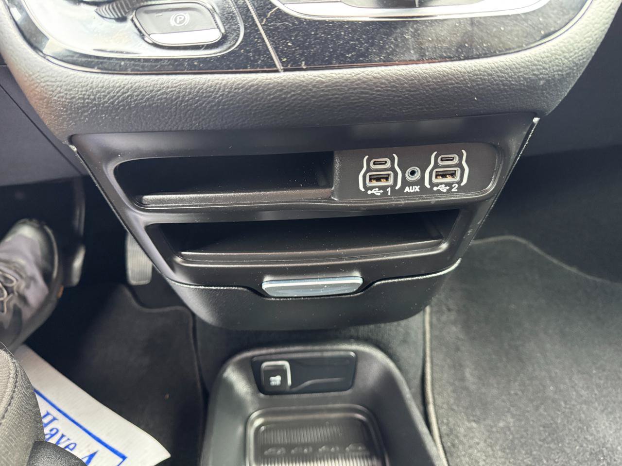 Used 2023 Chrysler Pacifica Touring FWD image 27
