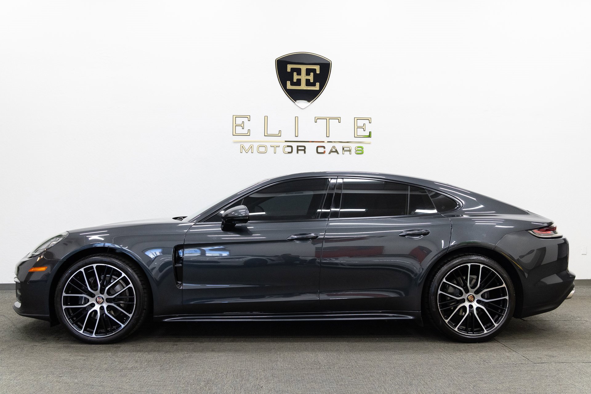 Used 2021 Porsche Panamera image 2