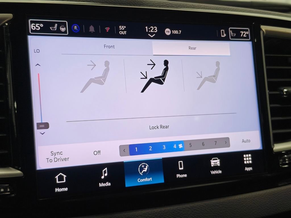 Used 2025 Chrysler Pacifica Select image 40