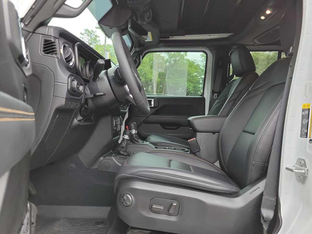 Used 2025 Jeep Wrangler Unlimited Sahara AWD/4WD image 23