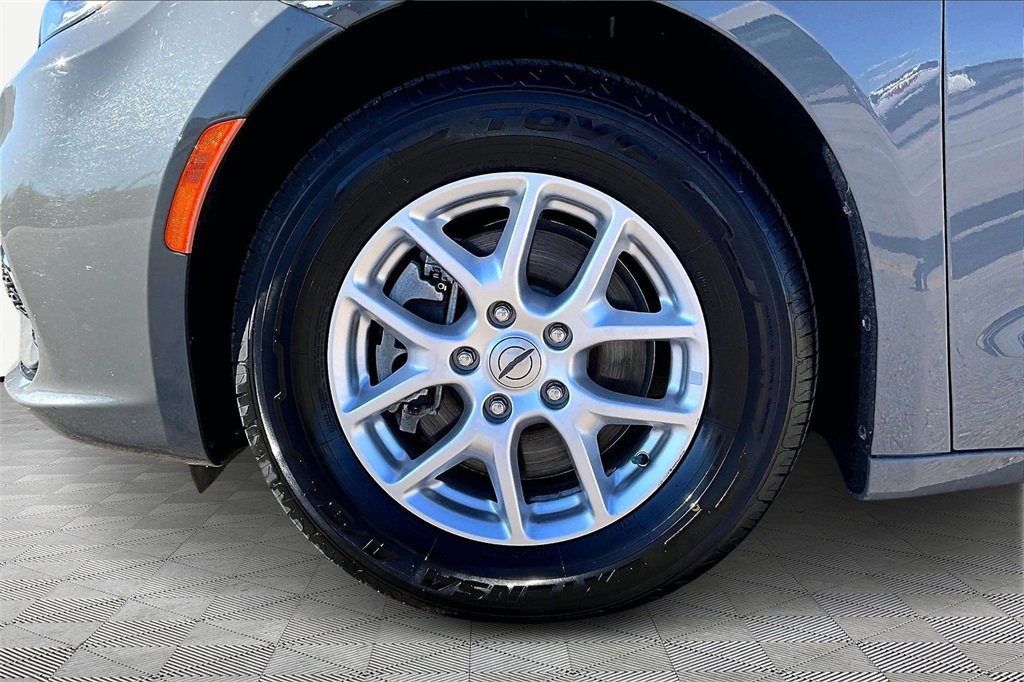 Used 2022 Chrysler Pacifica Touring-L image 9