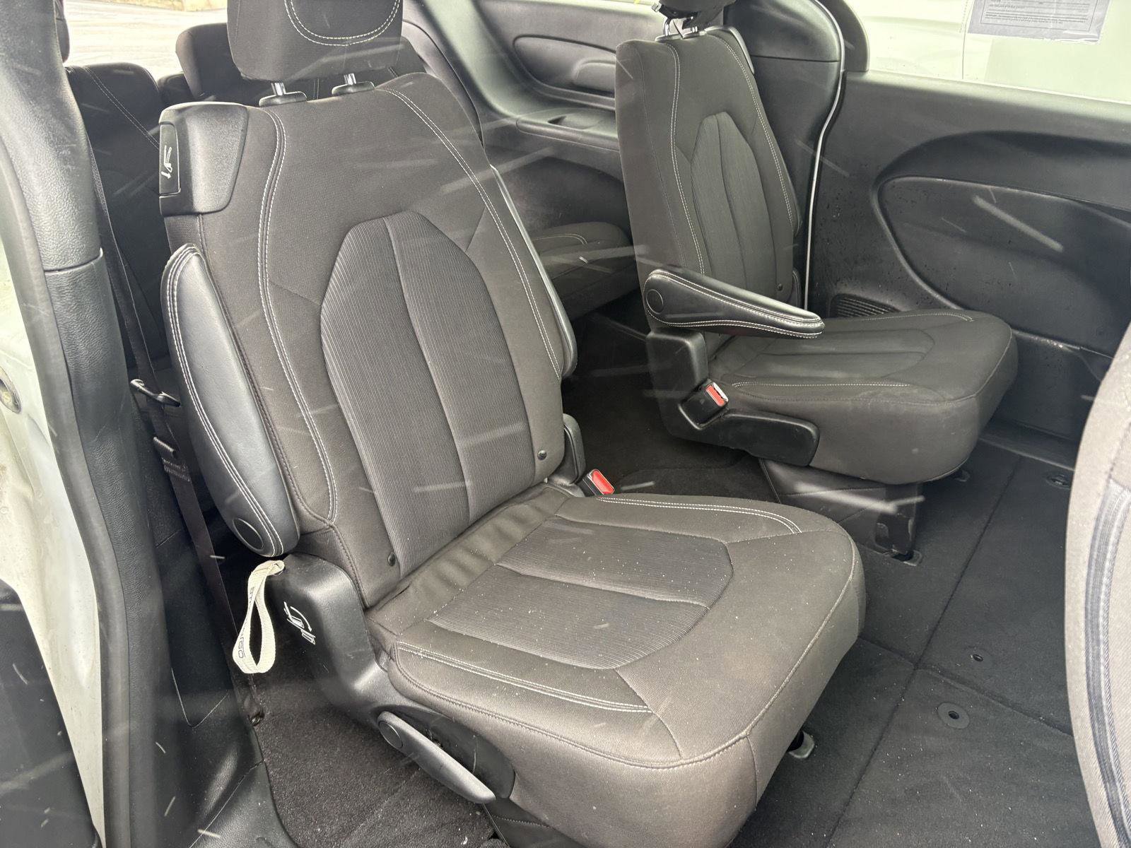 Used 2023 Chrysler Pacifica Touring image 13