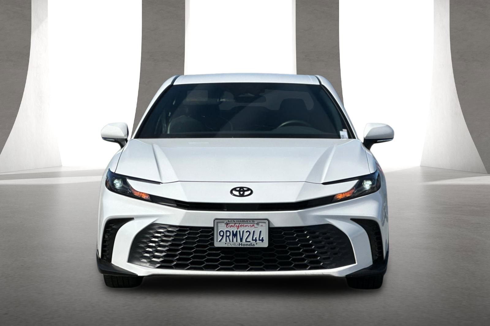 Used 2025 Toyota Camry SE FWD image 9