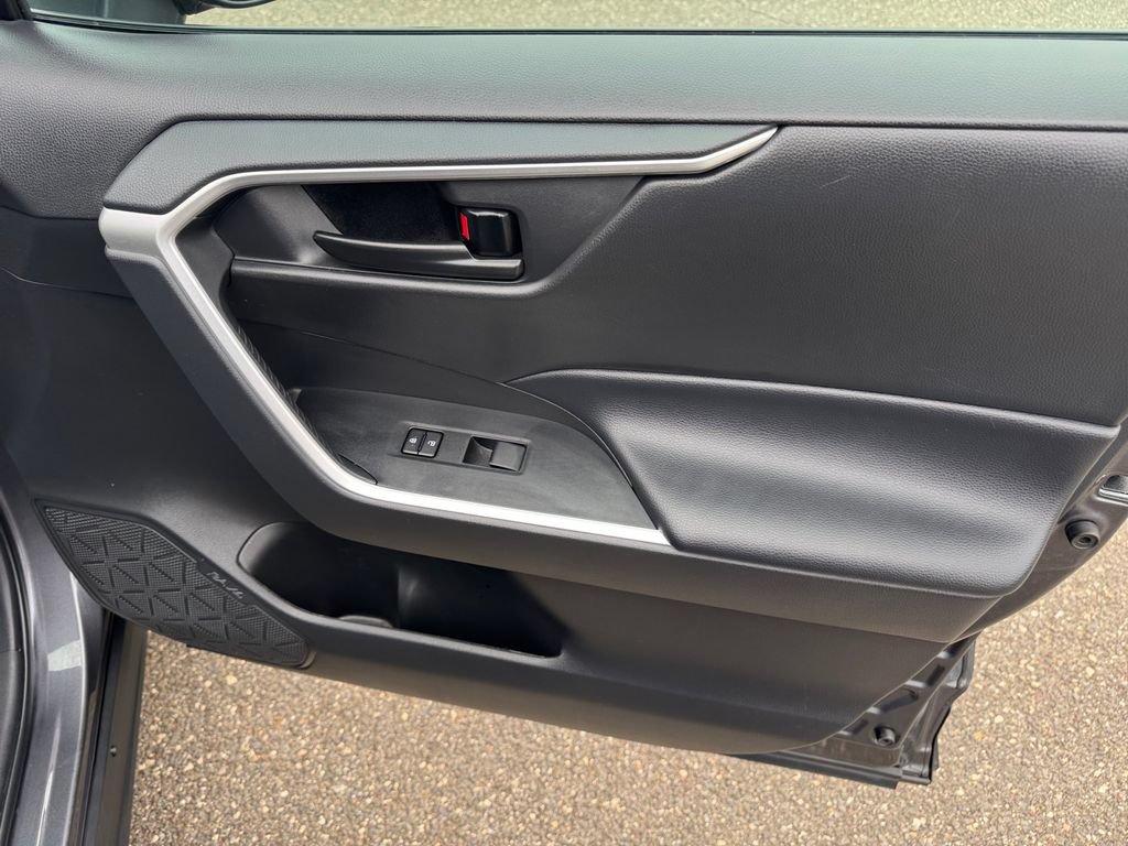 Used 2023 Toyota RAV4 LE FWD image 17