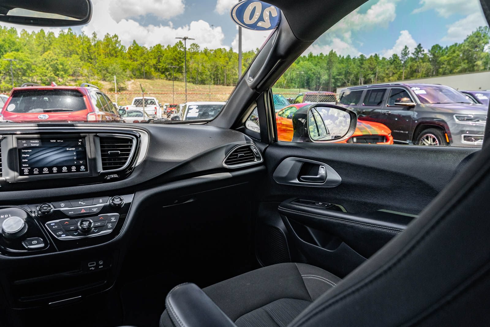Used 2020 Chrysler Pacifica Touring w/ S Appearance Package FWD image 32