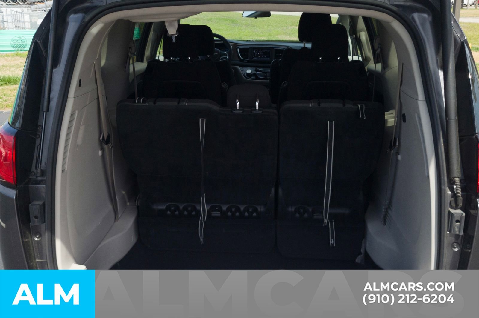 Used 2022 Chrysler Voyager LX image 9