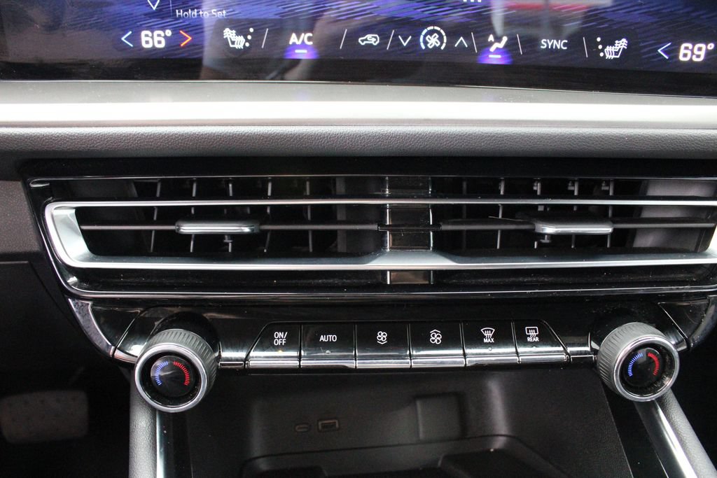 Used 2025 Chevrolet Traverse LT AWD/4WD image 36