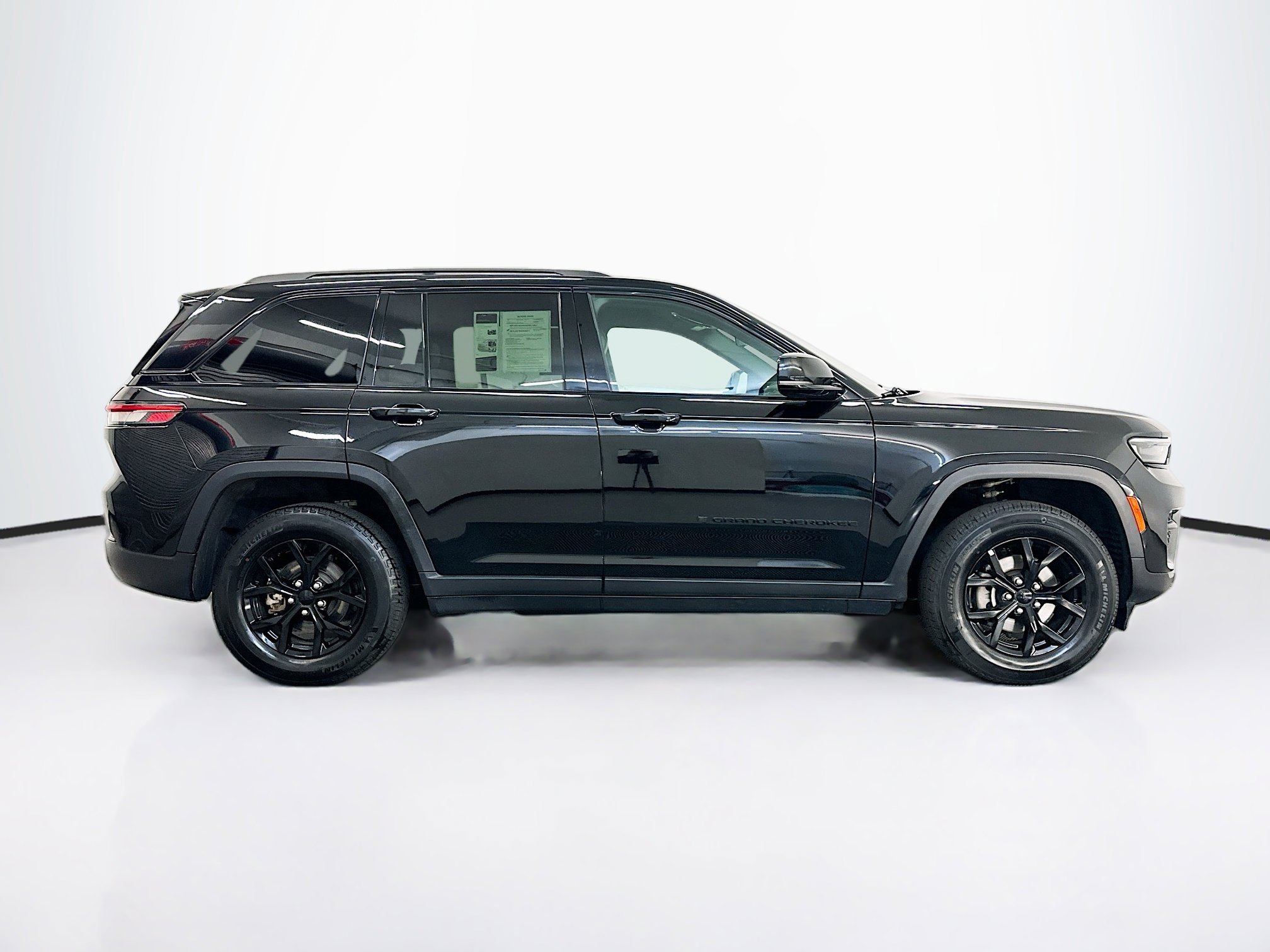 Used 2025 Jeep Grand Cherokee Altitude AWD/4WD image 10