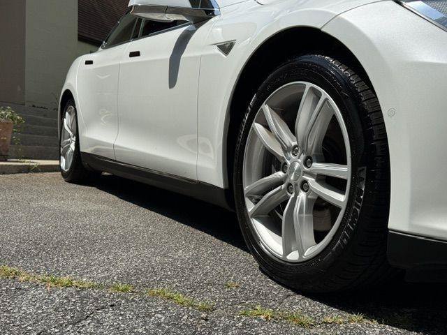Used 2015 Tesla Model S 85 RWD image 32