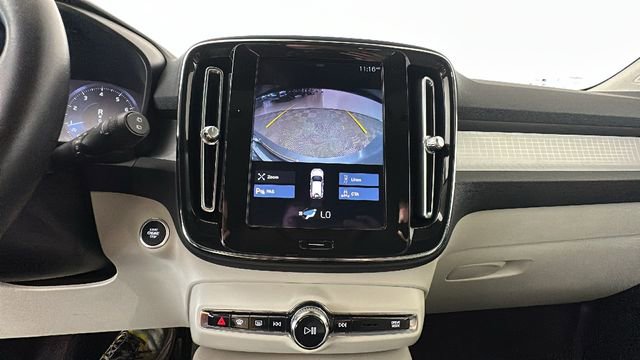 Used 2021 Volvo XC40 T4 Momentum FWD image 24