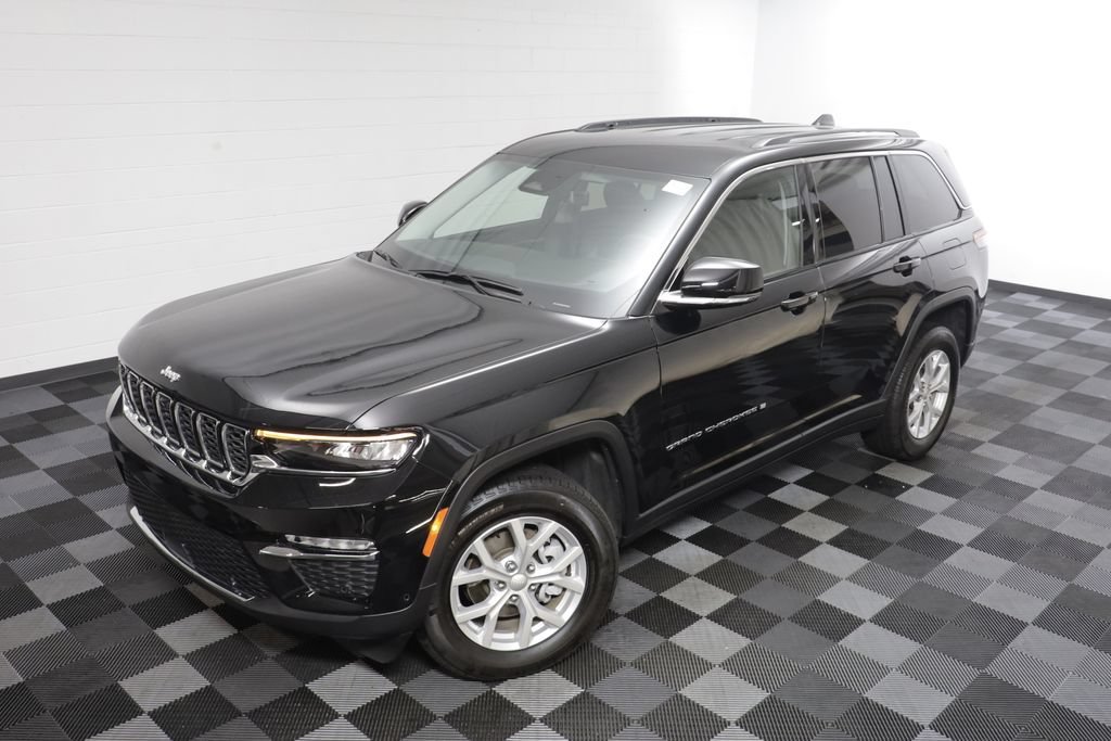 Used 2023 Jeep Grand Cherokee Limited w/ Luxury Tech Group II AWD/4WD image 2