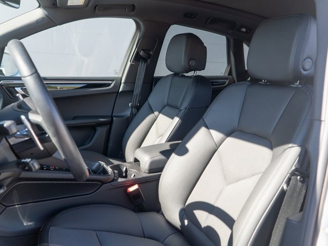 Certified 2025 Porsche Macan image 5