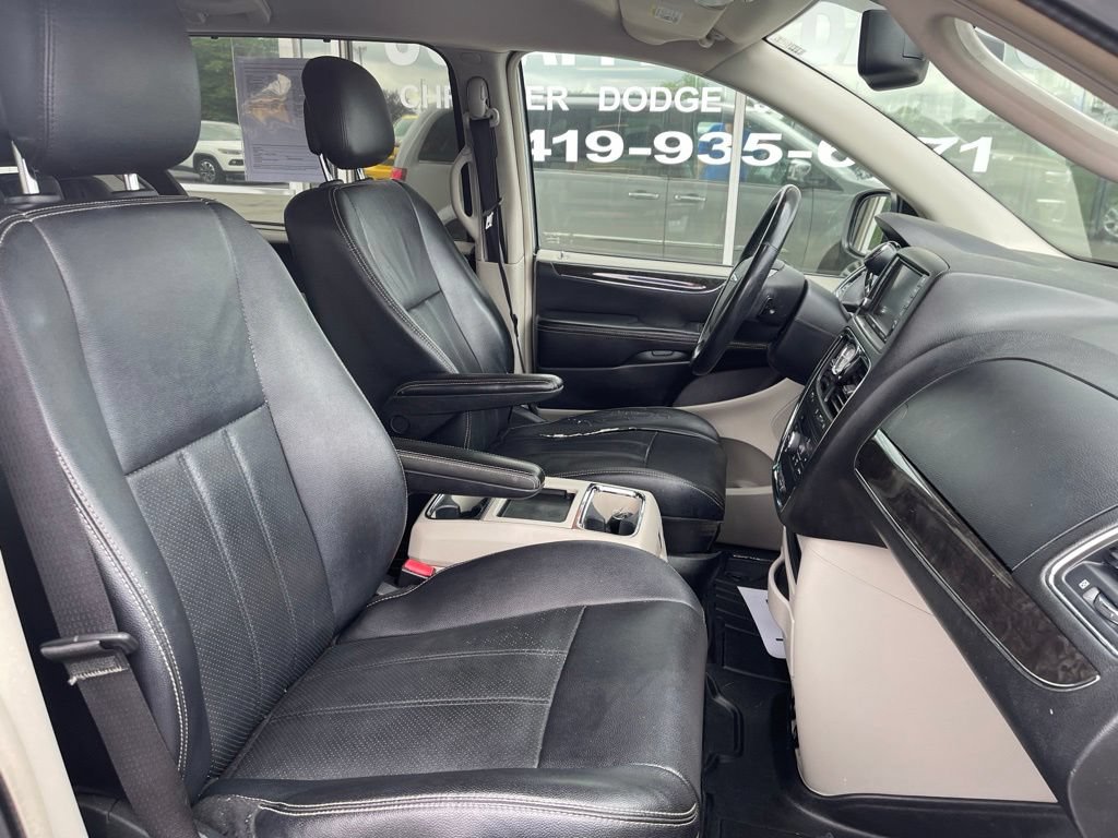 Used 2013 Chrysler Town & Country Touring-L w/ Driver Convenience Group FWD image 10