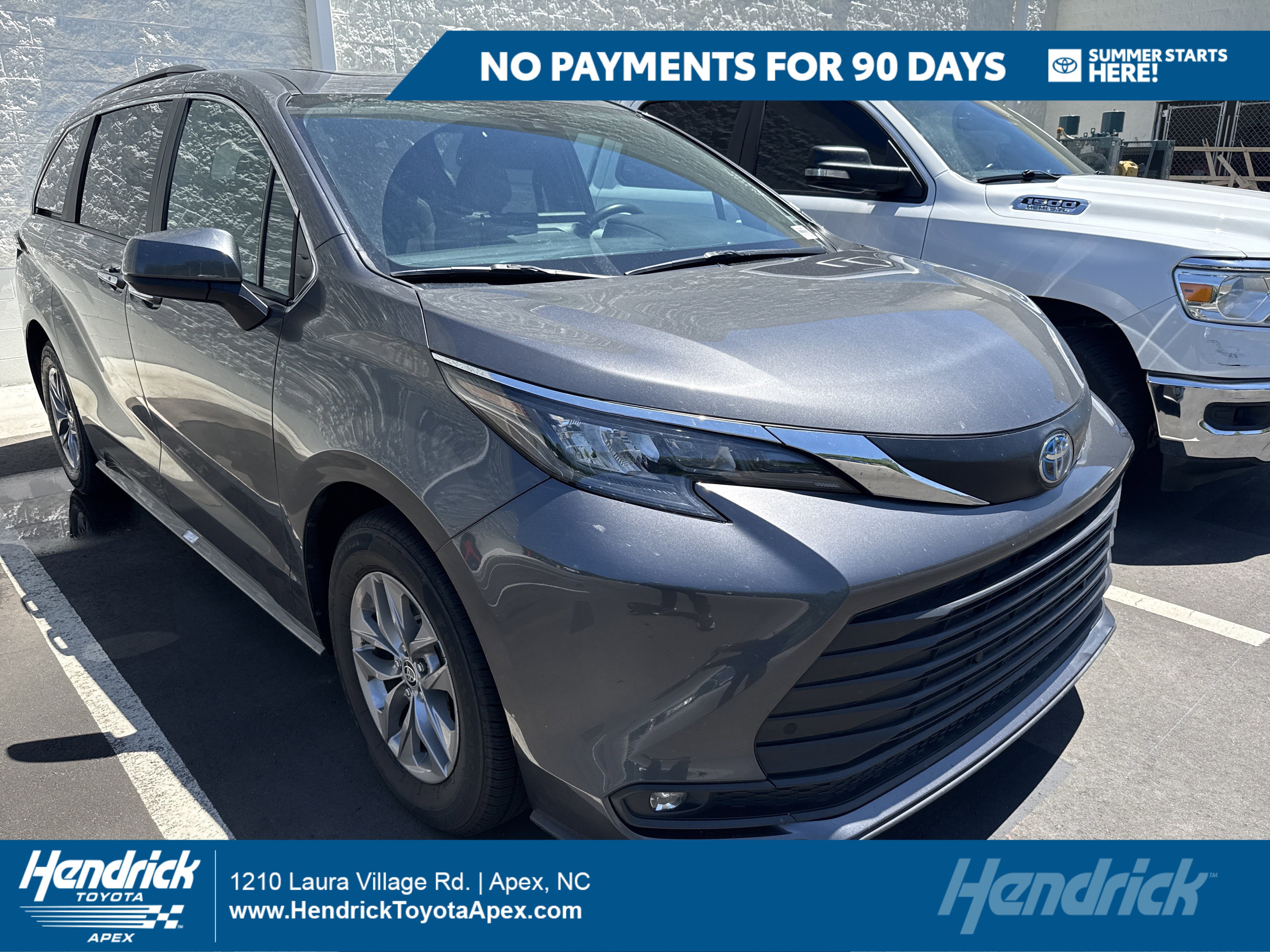 Used 2025 Toyota Sienna XLE FWD image 1