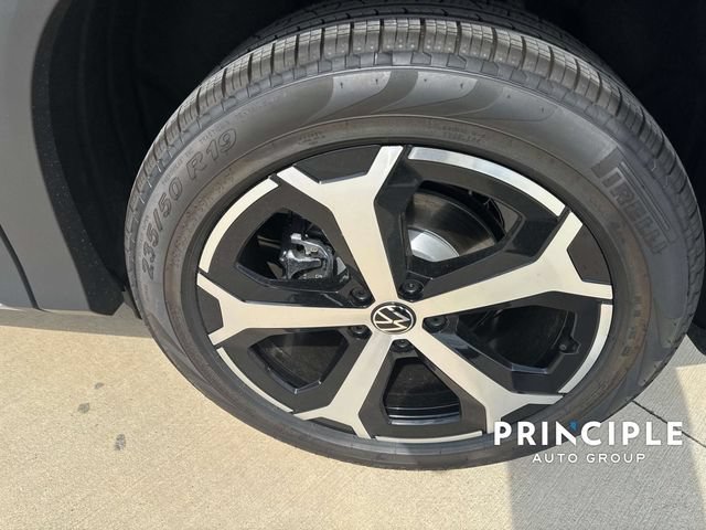 Used 2025 Volkswagen Tiguan SE FWD image 12