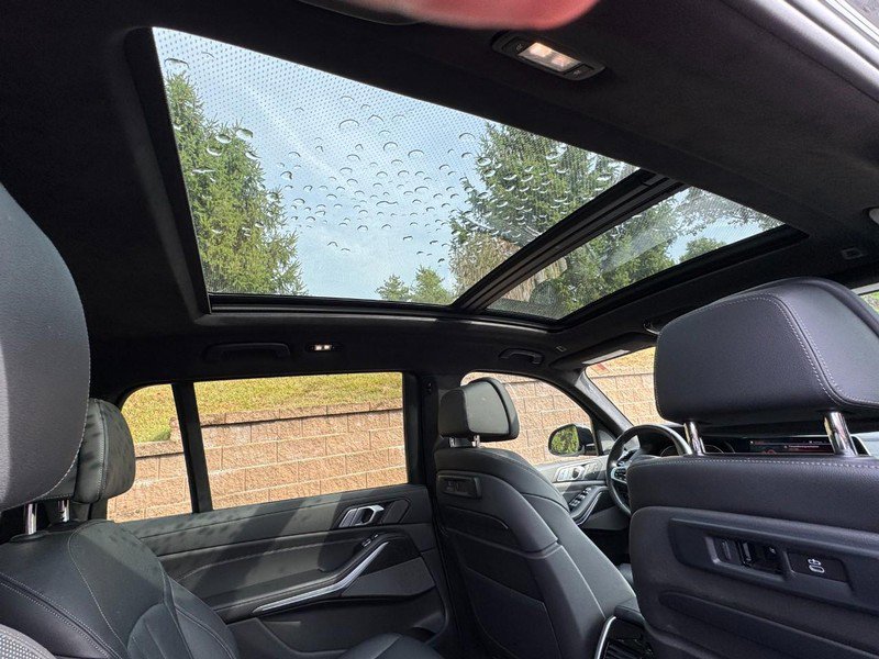 Used 2021 BMW X7 M50i w/ Dynamic Handling Package image 11