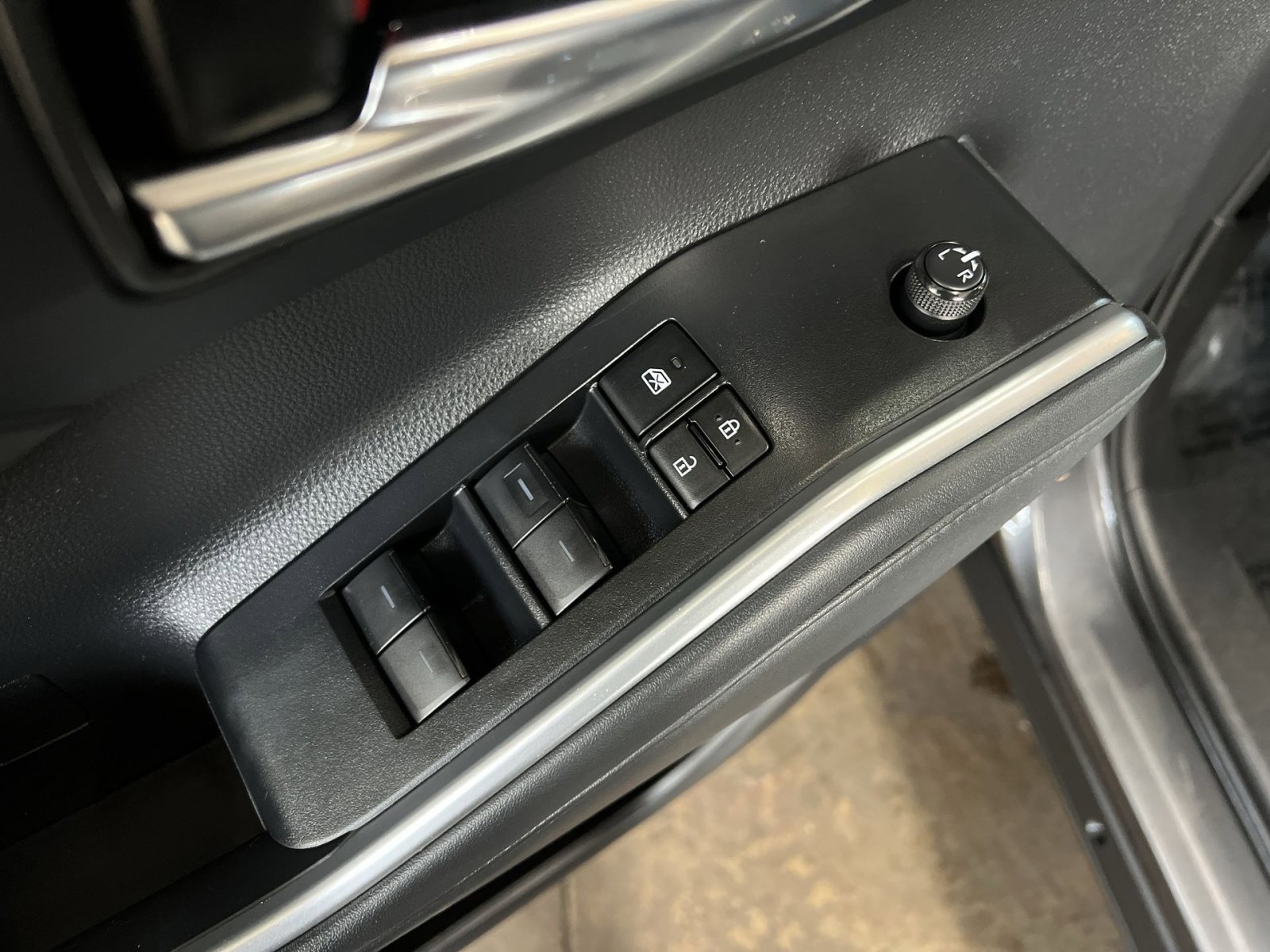 Used 2023 Toyota Highlander XLE FWD image 13