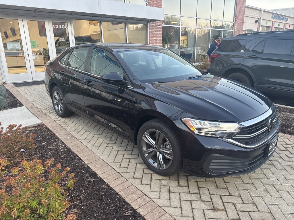 Used 2023 Volkswagen Jetta SE image 3