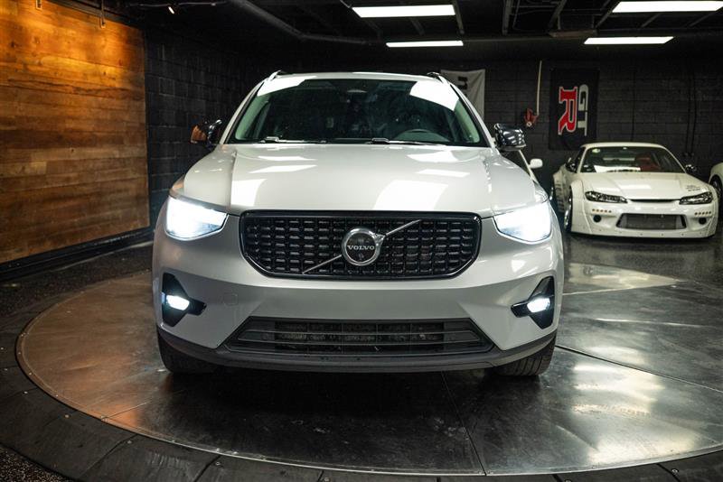 Used 2023 Volvo XC40 B4 Ultimate image 4
