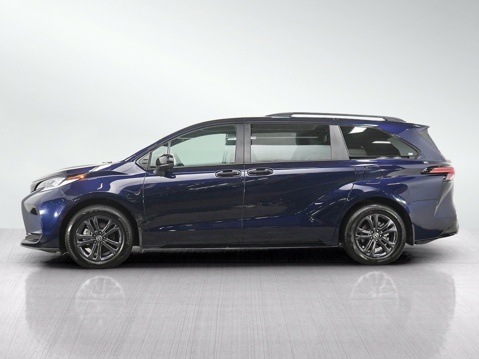 Used 2026 Toyota Sienna AWD image 2