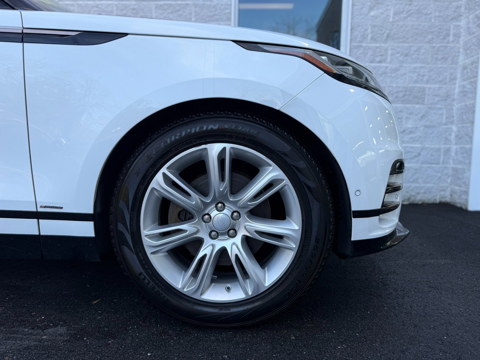 Used 2018 Land Rover Range Rover Velar R-Dynamic SE image 47