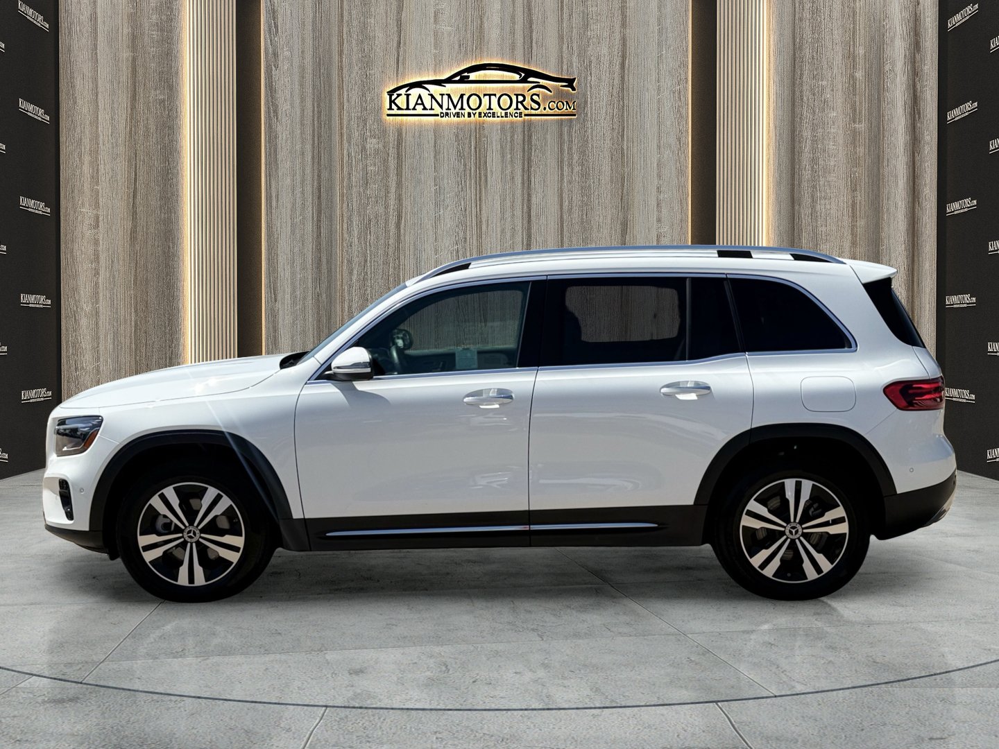 Used 2025 Mercedes-Benz GLB 250 image 4