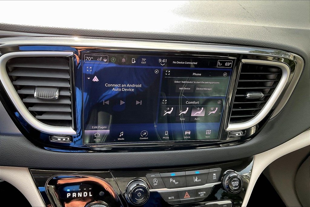 Used 2023 Chrysler Pacifica Touring-L FWD image 18